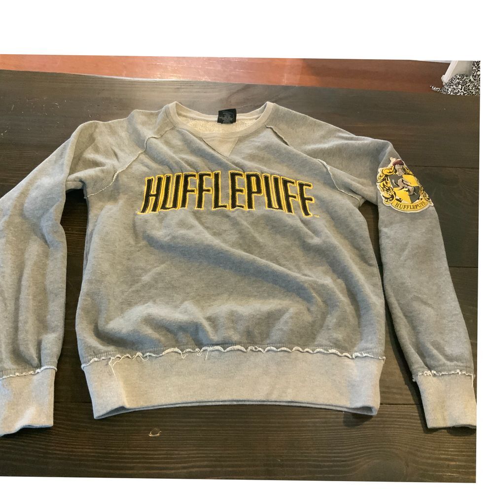 The Wizarding World of Harry Potter Hufflepuff Sweatshirt size Small